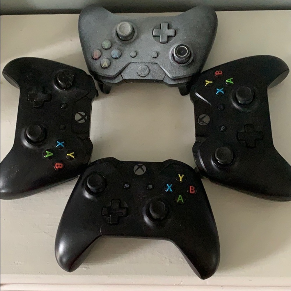 4 Xbox One WIRELESS controllers